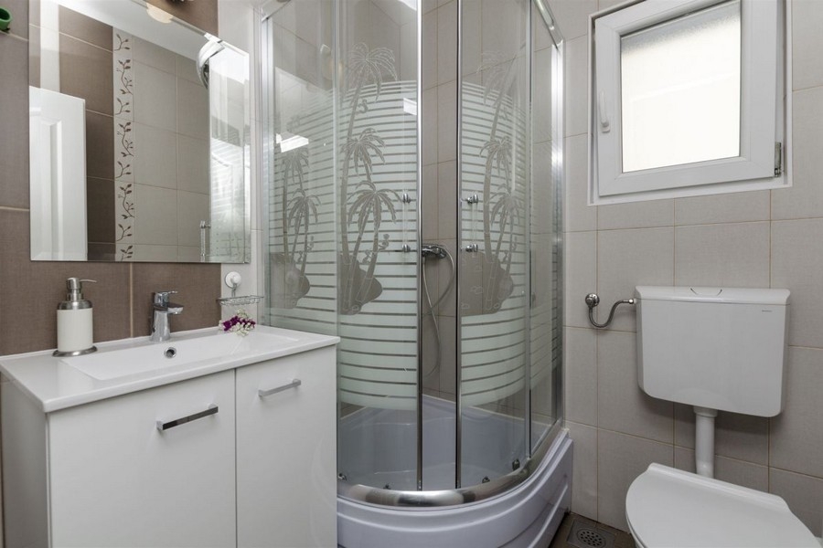 Badezimmer mit Dusche und Waschbecken