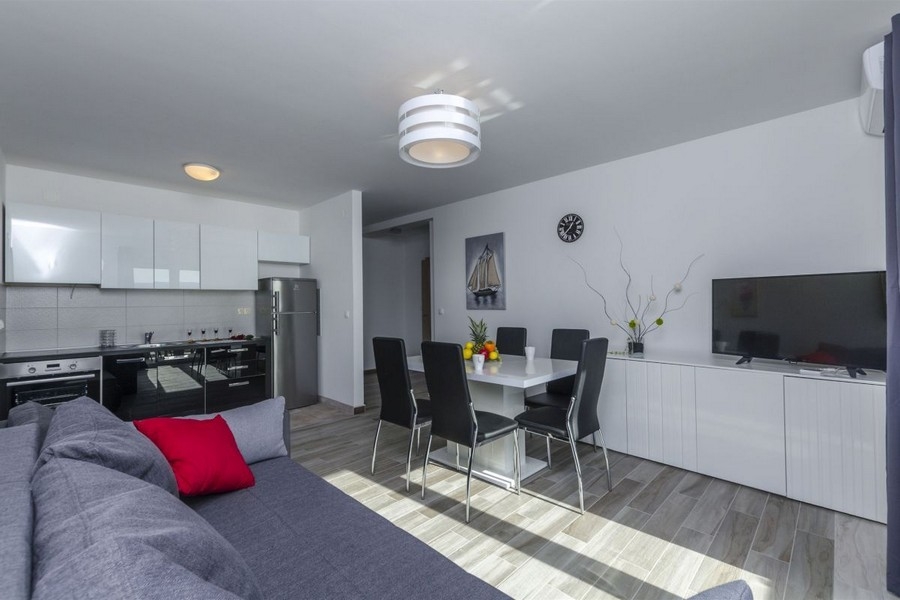 Wohnbereich mit Küche und Esstisch