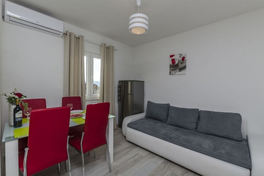 Apartment mit Sofa und Essbereich