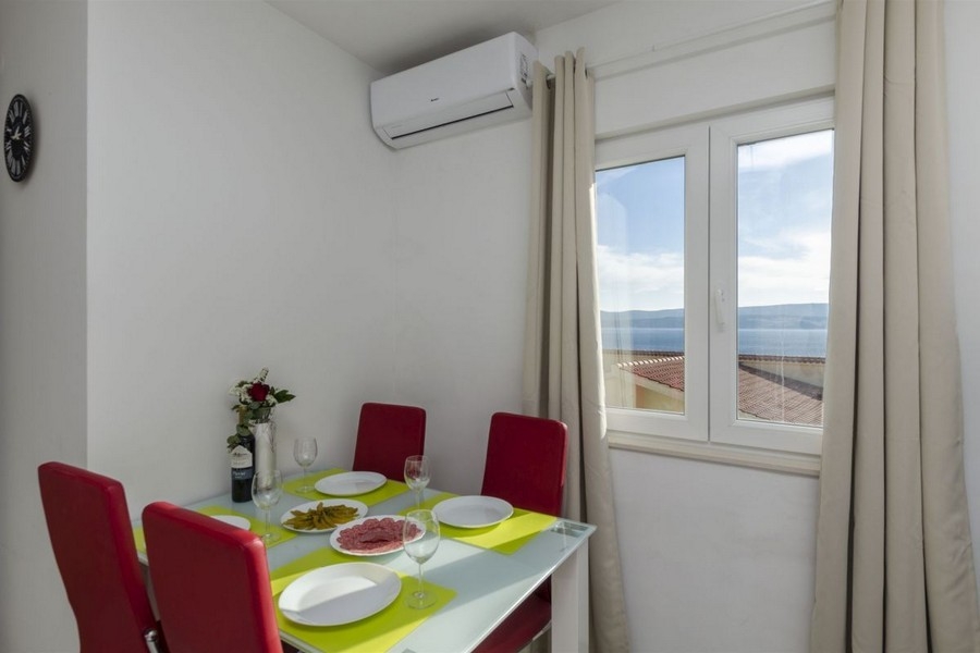 Essbereich mit Meerblick am Fenster