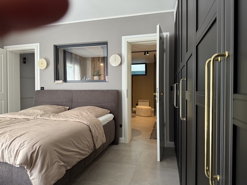 Schlafzimmer mit Zugang zum Badezimmer