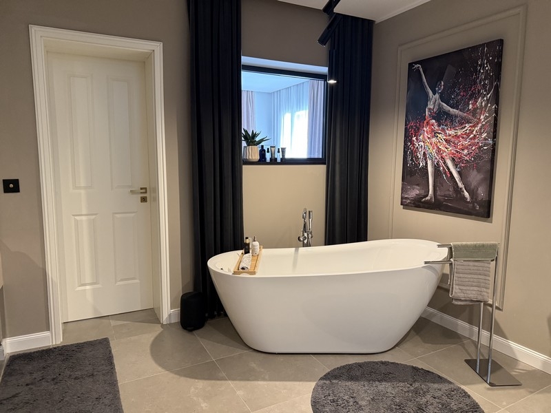 Badezimmer mit freistehender Badewanne