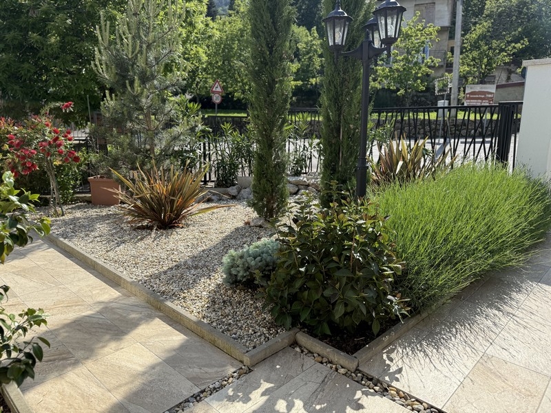 Gepflegter Garten mit mediterraner Bepflanzung