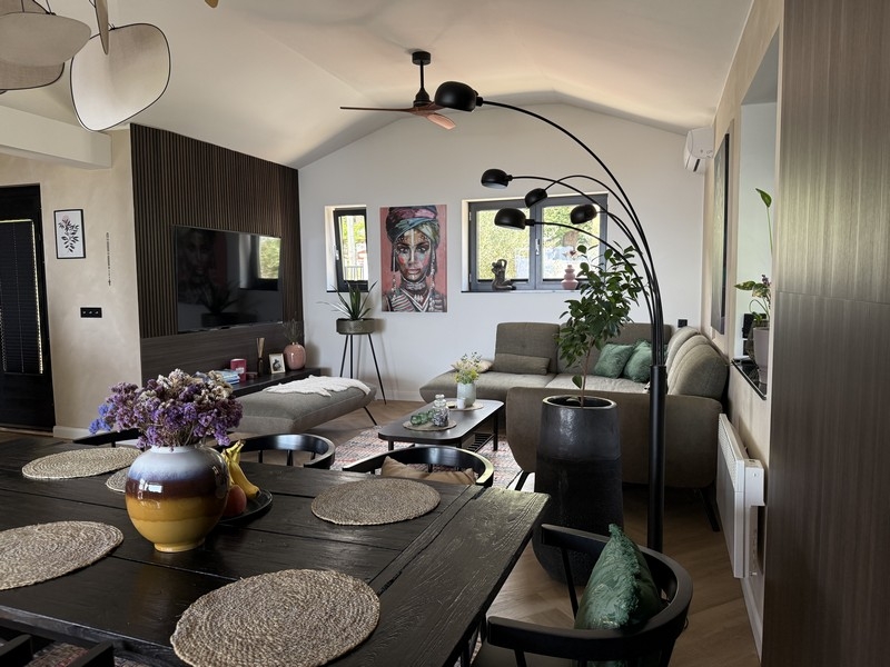 Wohnzimmer mit Sofa und moderner Einrichtung