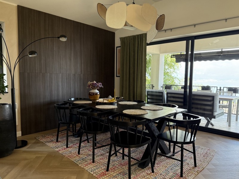 Essbereich mit Zugang zur Terrasse und Meerblick