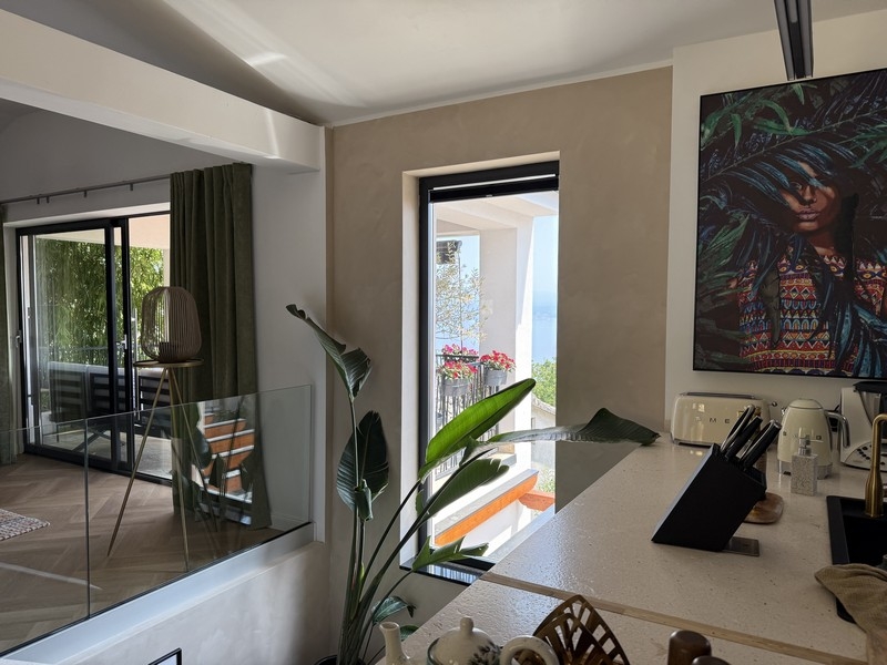 Küche mit Blick auf Balkon und Umgebung