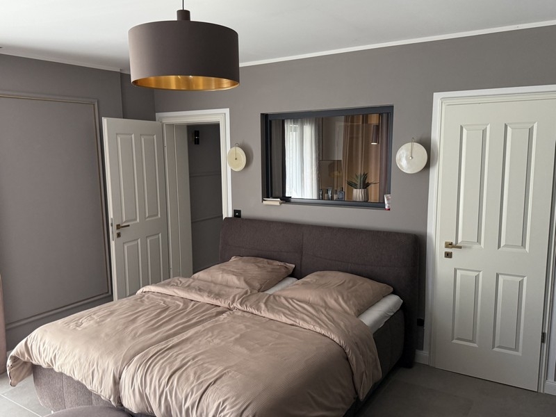 Schlafzimmer mit Doppelbett und Einbauschrank