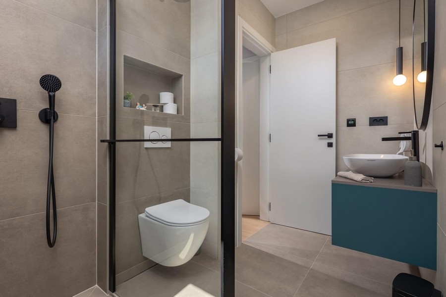 Modernes Badezimmer mit Dusche und Waschbecken