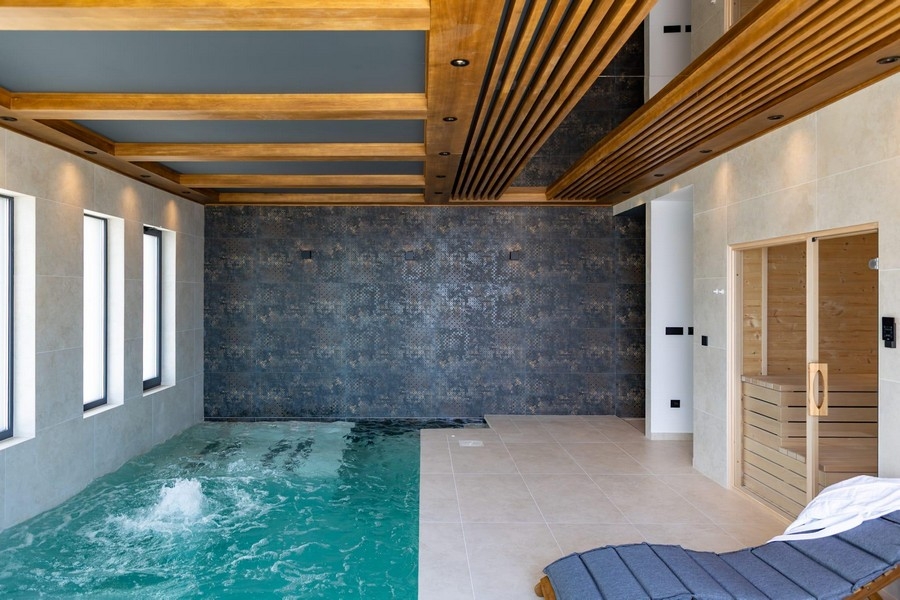 Wellnessbereich mit Indoor Pool und Sauna