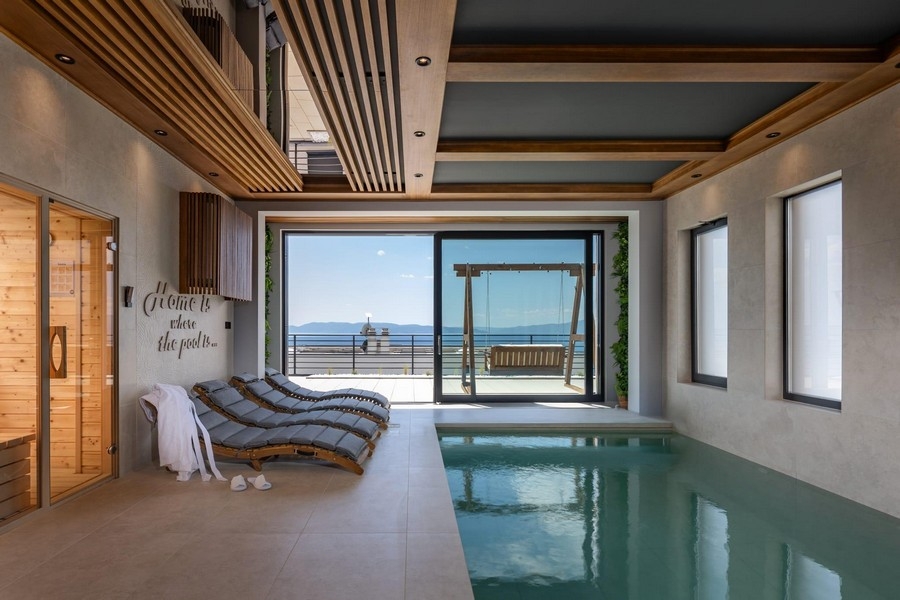 Innenpool mit Meerblick und Liegebereich