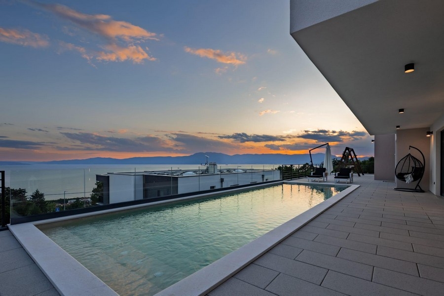 Villa mit Pool und Meerblick in Kroatien bei Rijeka zum Verkauf.