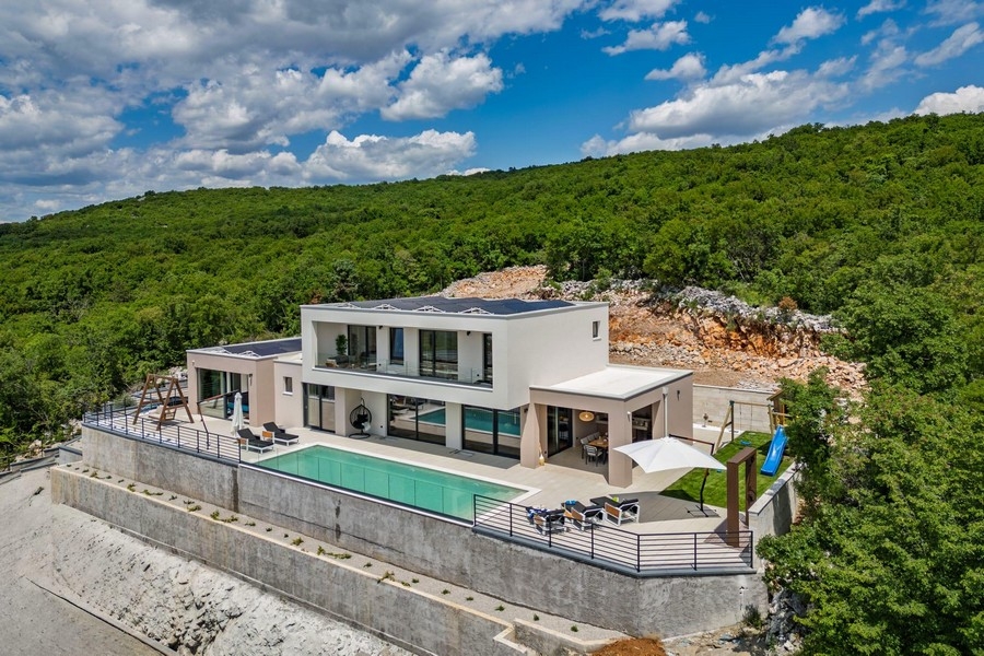 Moderne Villa in Hanglage mit Pool und großem Grundstück