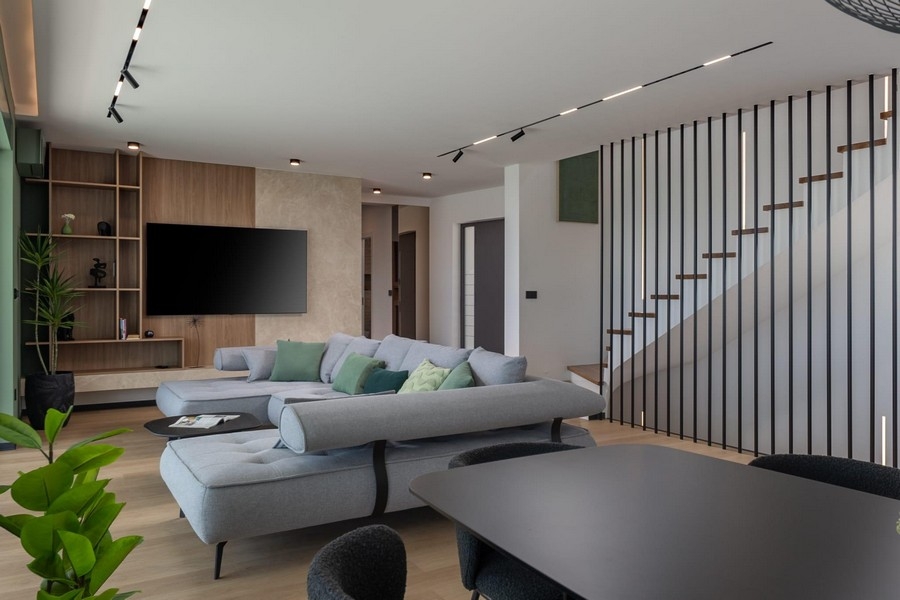 Wohnzimmer mit Sofa und moderner Innenausstattung
