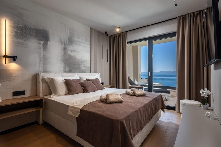 Schlafzimmer mit Meerblick und Zugang zur Terrasse