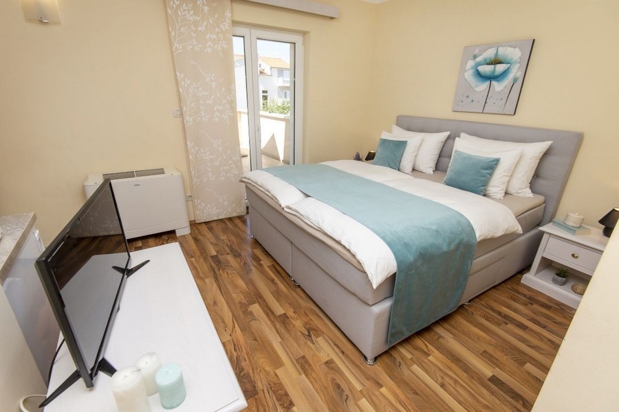 Schlafzimmer mit Doppelbett und Balkonzugang