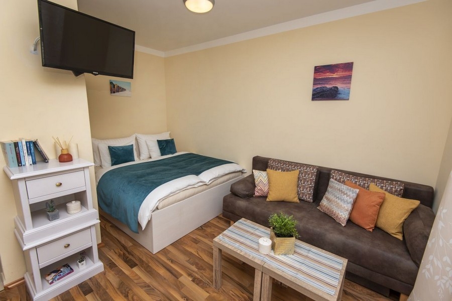 Studio mit Bett und Sofa