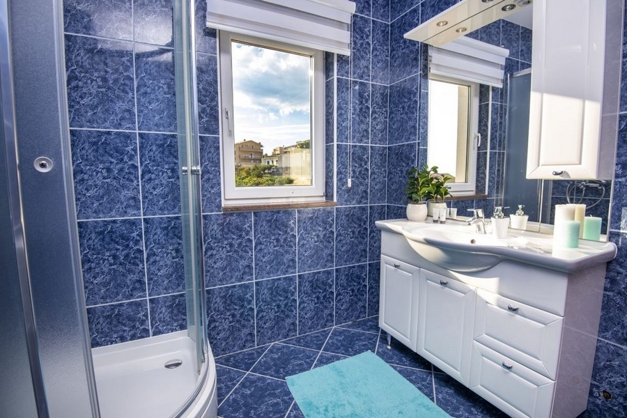 Badezimmer mit Dusche und Fenster