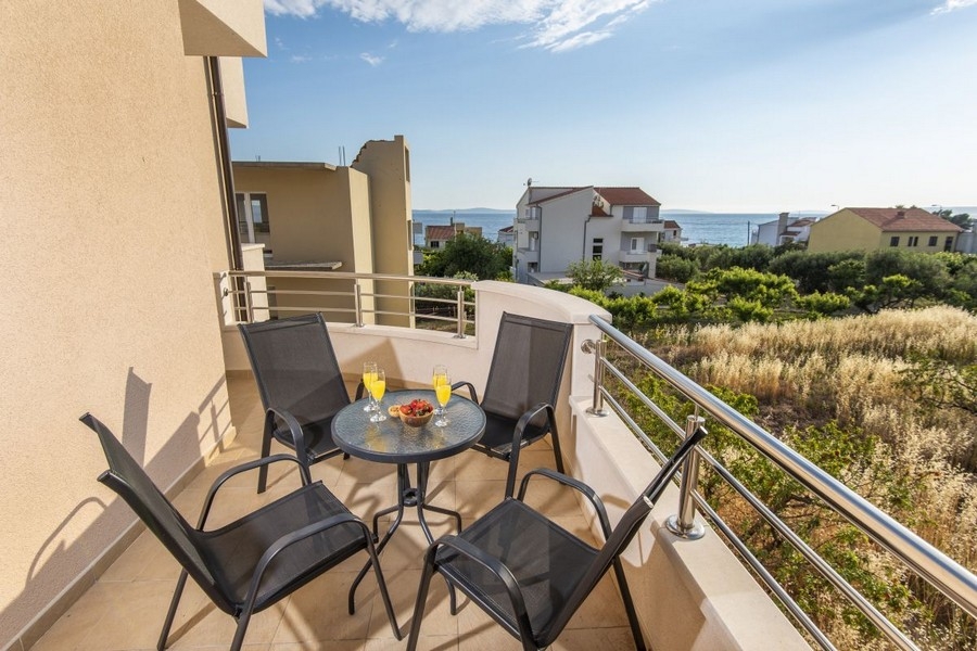 Balkon mit Meerblick und Sitzgruppe