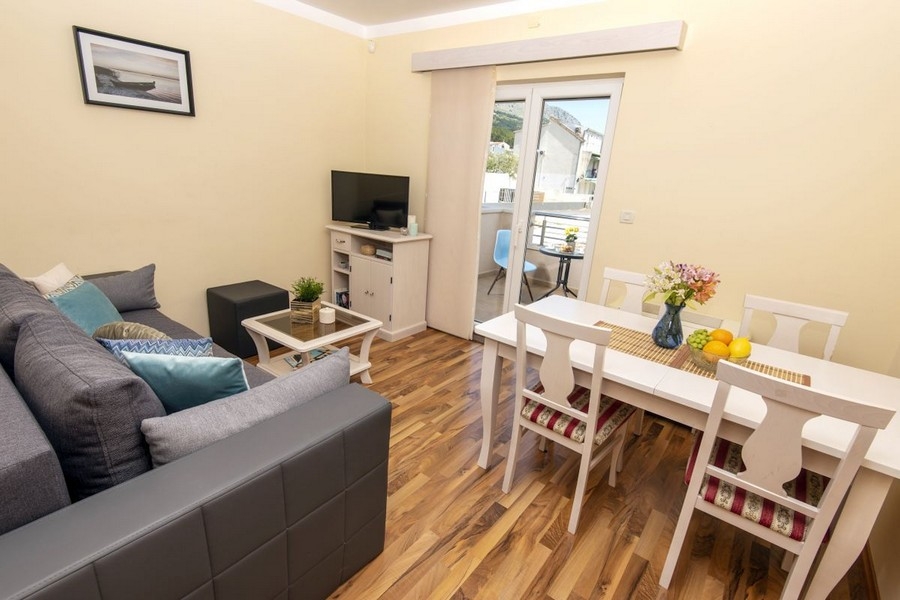 Wohnzimmer mit Sofa und Essbereich