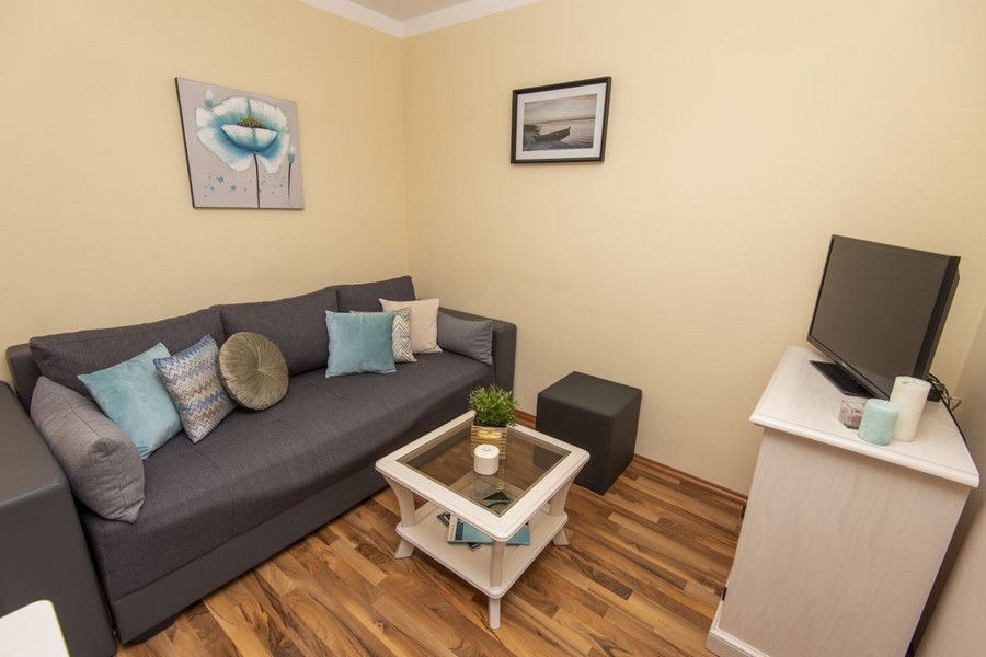 Wohnbereich mit Sofa und Fernseher