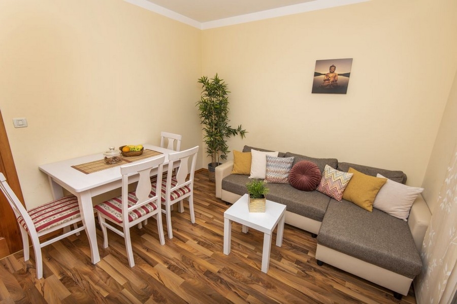 Wohnzimmer mit Sitzbereich und Tisch