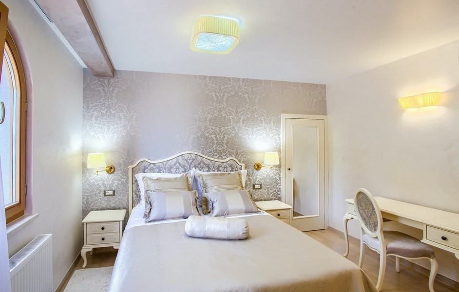 Schlafzimmer mit Doppelbett und klassischer Einrichtung