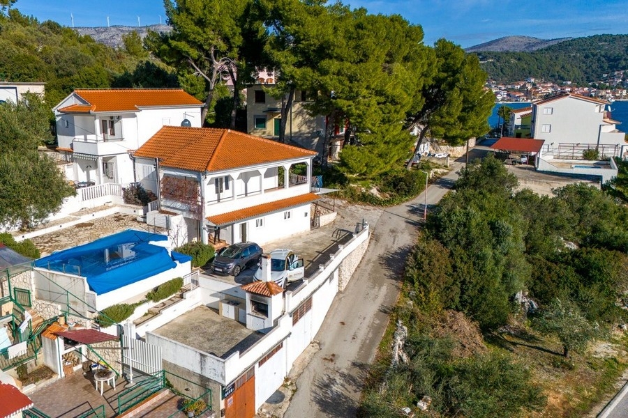 Apartmenthaus mit 6 Einheiten und Pool zum Verkauf bei Trogir, Dalmatien.