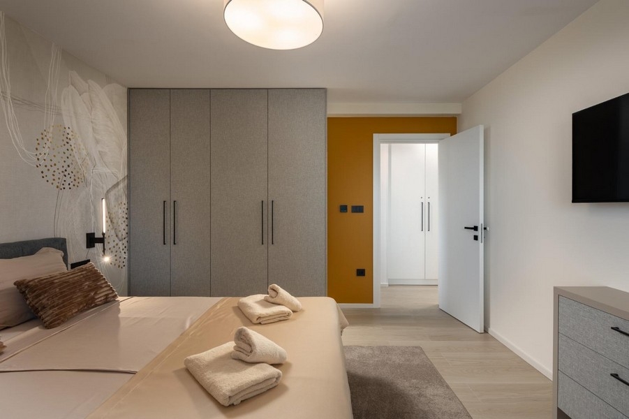 Helles Schlafzimmer mit Einbauschrank und modernen Elementen