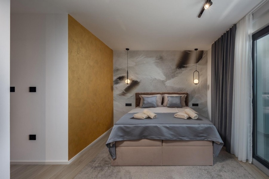 Komfortables Schlafzimmer mit stilvoller Wandgestaltung