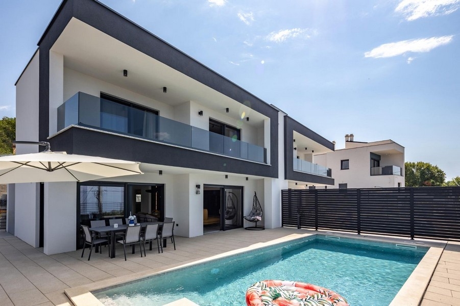 Moderne Doppelhaushälfte mit Pool und Terrasse in ruhiger Lage