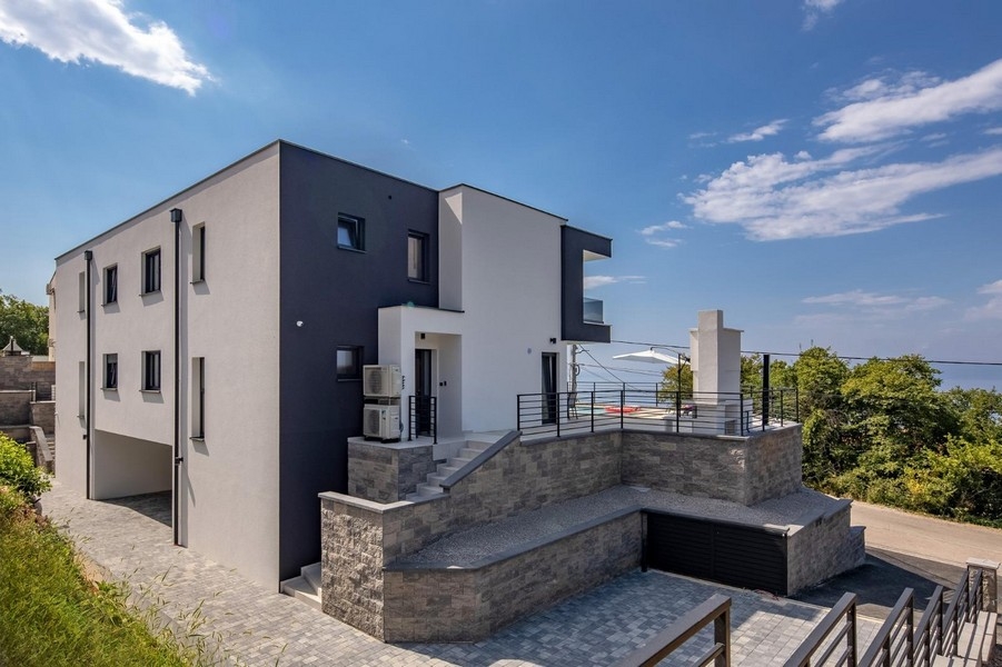 Außenbereich mit Swimmingpool, Sonnenschirm und Sitzgruppe