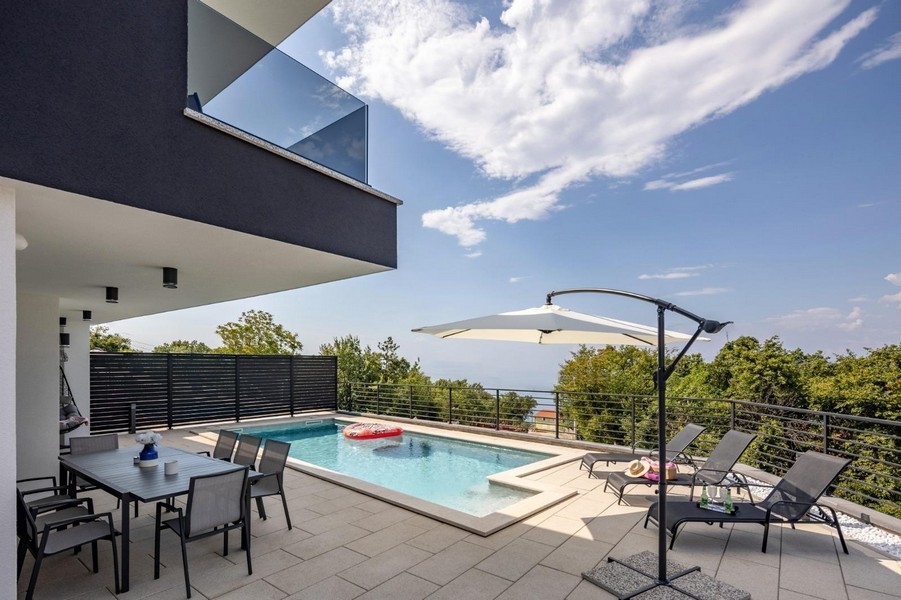 Terrasse mit Pool und Blick ins grüne Umfeld