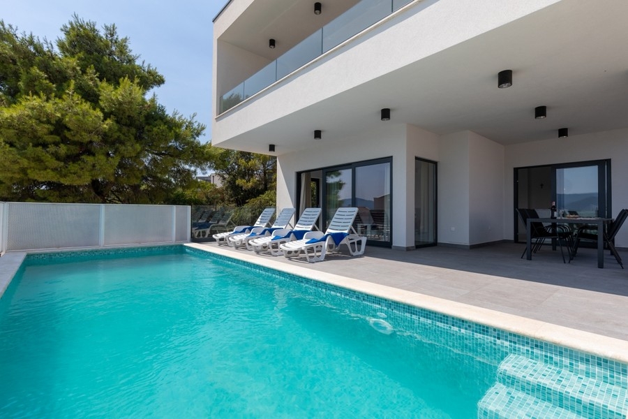 Moderne Villa mit Swimmingpool  bei Ploce in Süddalmatien in Kroatien.