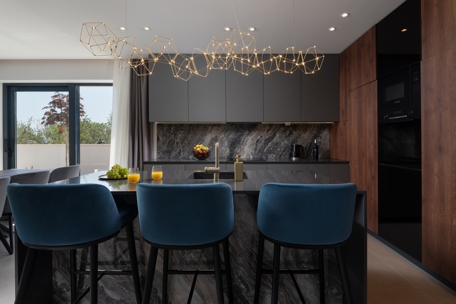 Küche mit integriertem Essbereich in moderner Villa