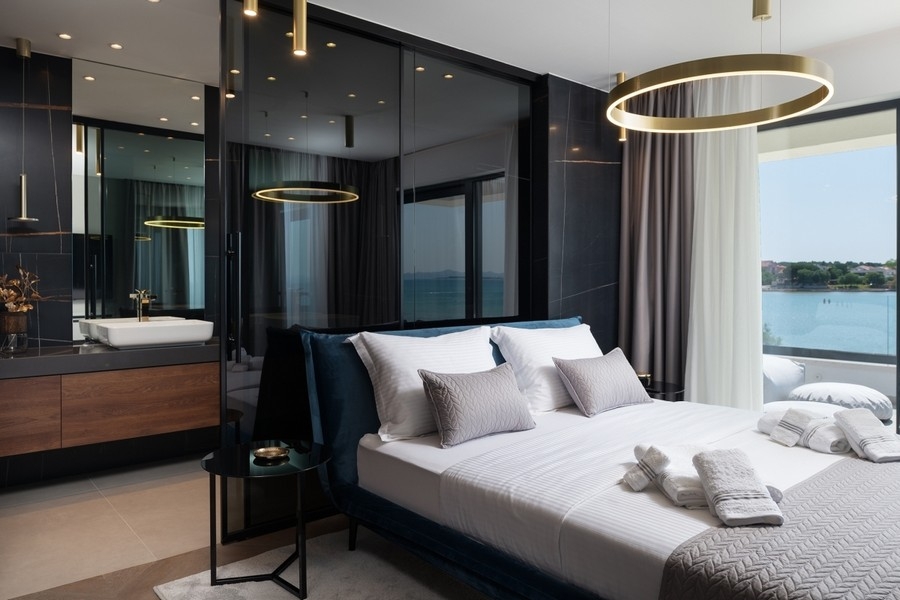 Schlafzimmer mit Meerblick in moderner Villa in Kroatien