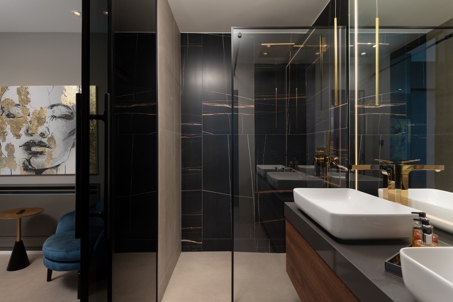 Badezimmer mit moderner Ausstattung und hochwertigen Materialien