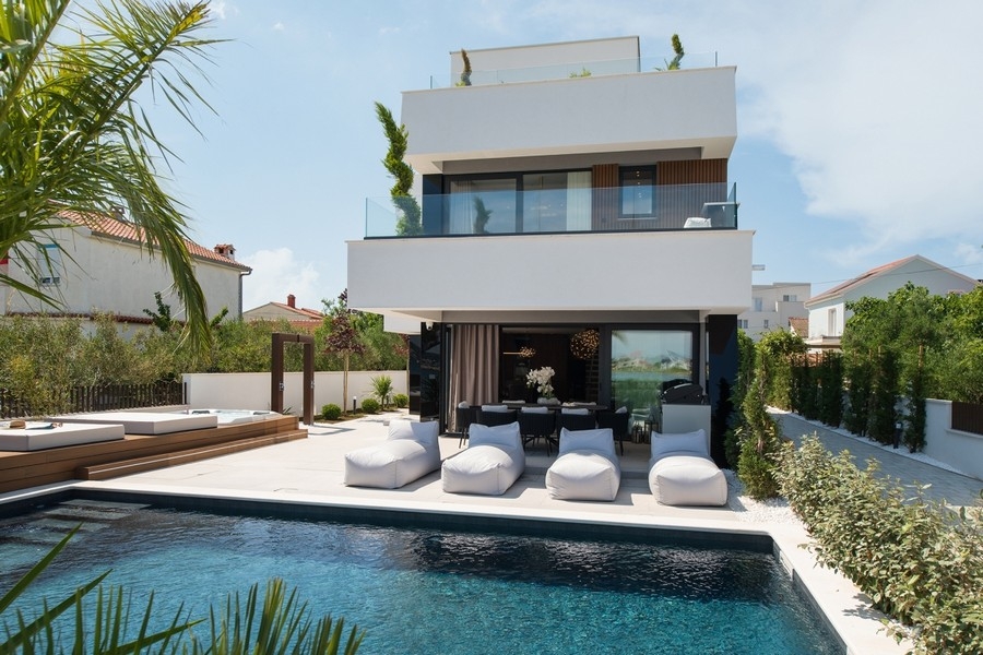 Moderne Poolvilla zum Kauf direkt am Meer bei Zadar. 