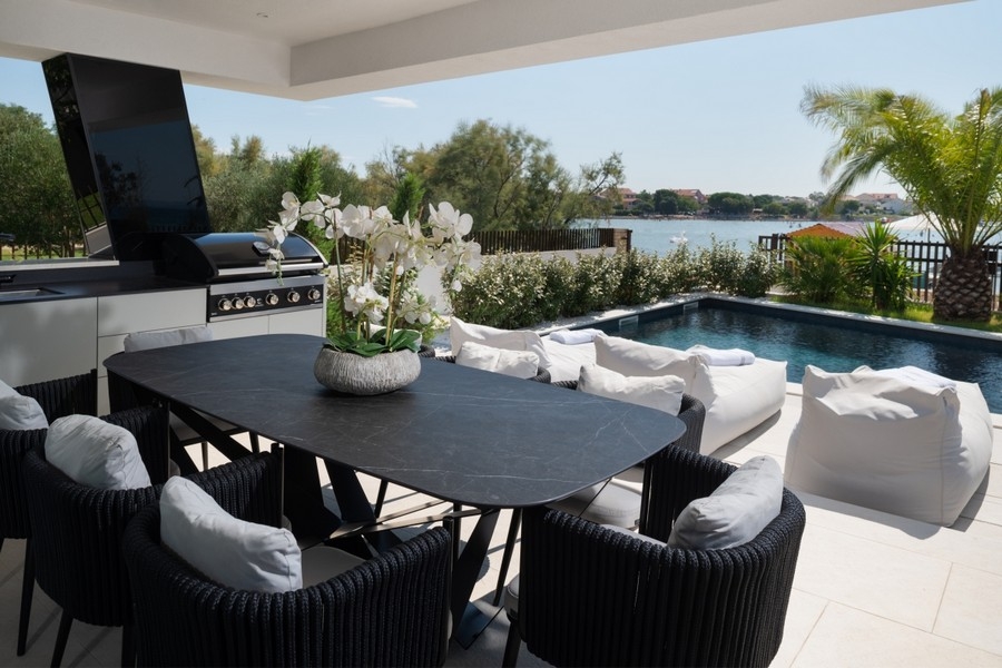 Außenküche mit Terrasse und Pool sowie Meerblick in Kroatien