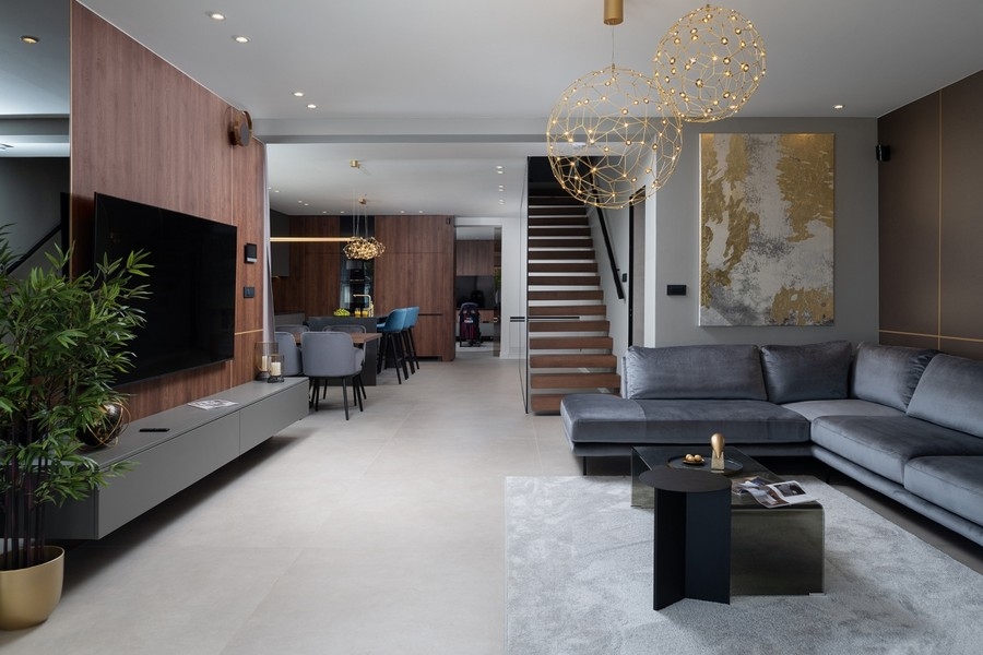 Wohnzimmer mit offener Raumgestaltung in moderner Villa