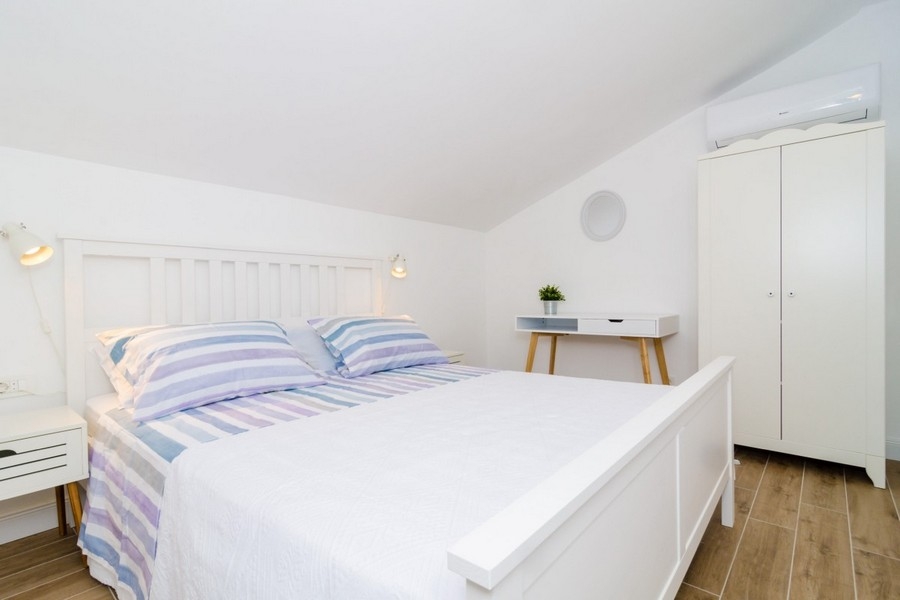 Helles Schlafzimmer mit Dachschräge