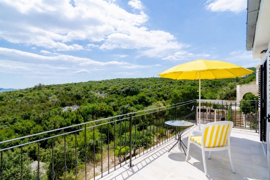 Balkon mit Ausblick ins Grüne und Umgebung