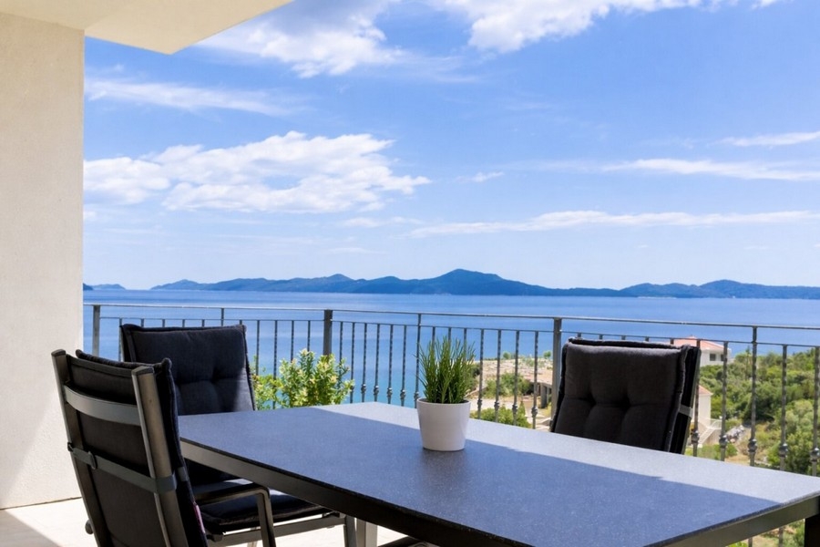 Überdachte Terrasse mit Blick auf Meer und Inseln