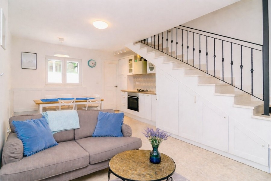 Offener Wohnbereich mit Küche und Treppe