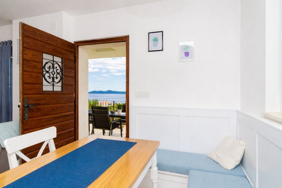 Essbereich mit Zugang zur Terrasse und Meerblick