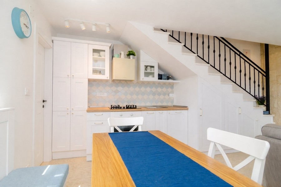 Küche mit Einbauschränken und Arbeitsfläche