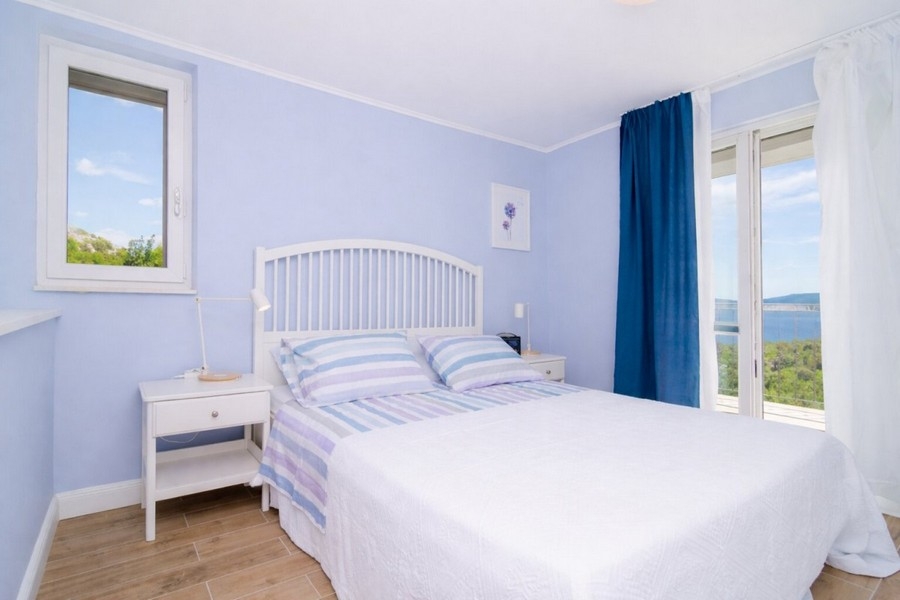 Schlafzimmer mit Doppelbett und Meerblick