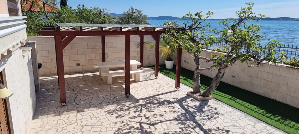 Terrasse mit Sitzbereich und Blick auf die Küste und das Meer in Bibinje
