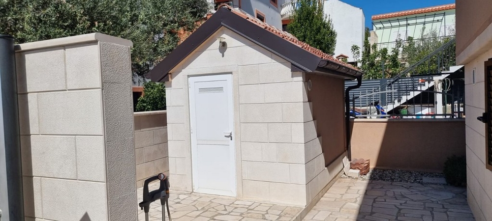 Nebengebäude im Hof mit Stauraum und gepflegtem Außenbereich