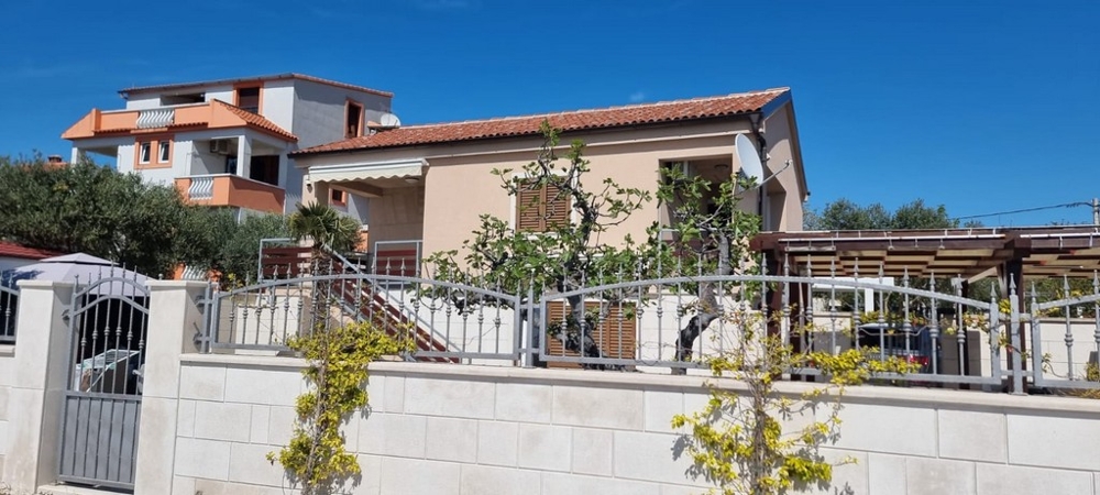 Immobilie H3878 in der 1. Reihe zum Meer kaufen in Kroatien.