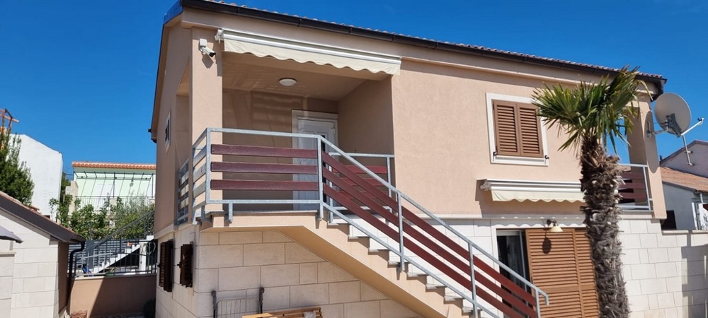 Haus mit zwei Wohneinheiten und Außentreppe in Strandlage in Bibinje Dalmatien